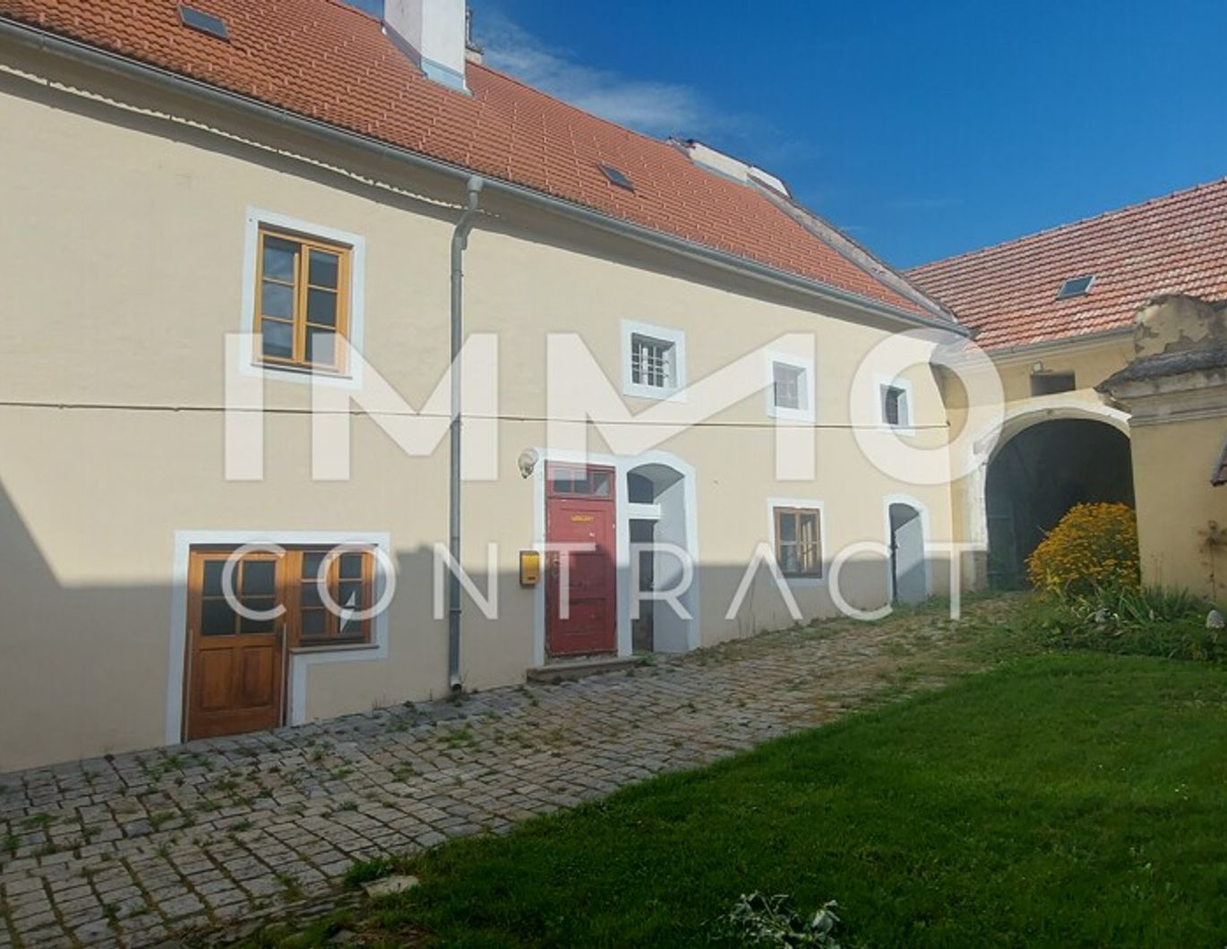 WOHN-UND GESCHÄFTSHAUS AUS DEM 16. JAHRHUNDERT IM HERZEN VON LANGENLOIS  100 m Kellerröhre, Nebengebäude, Innenhof, Geschäftslokale, usw.