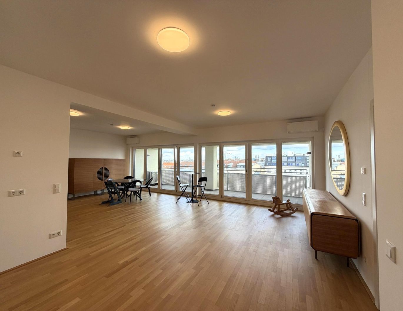 4 Schlafz. und ein großes Wohnzimmer der gehobenen Klasse, 2 PP möglich // 4 bedr. and a large, upscale living, 2 parking optional //