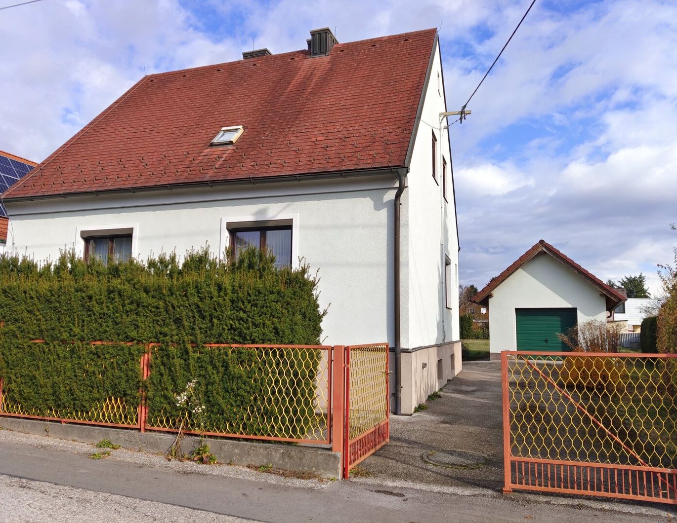 Großzügiges Zuhause auf sonnigem Grundstück mit Garage und Nebengebäude in Ruhelage