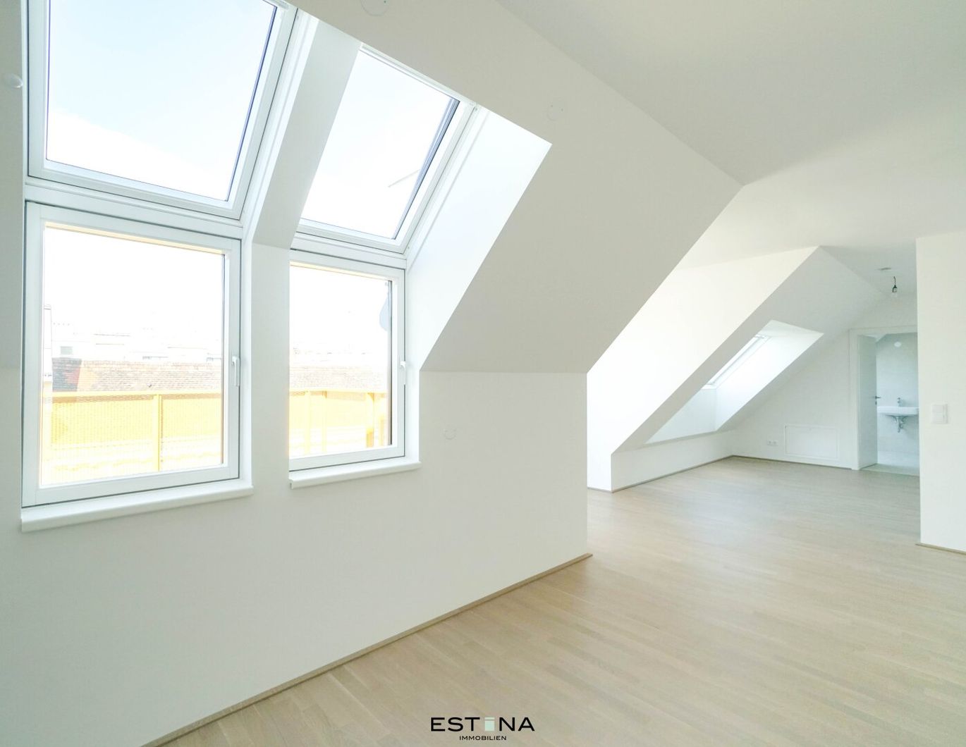 ruhig, zentral & weit oben - Dachgeschoss-Wohnung mit Klasse - provisionsfrei