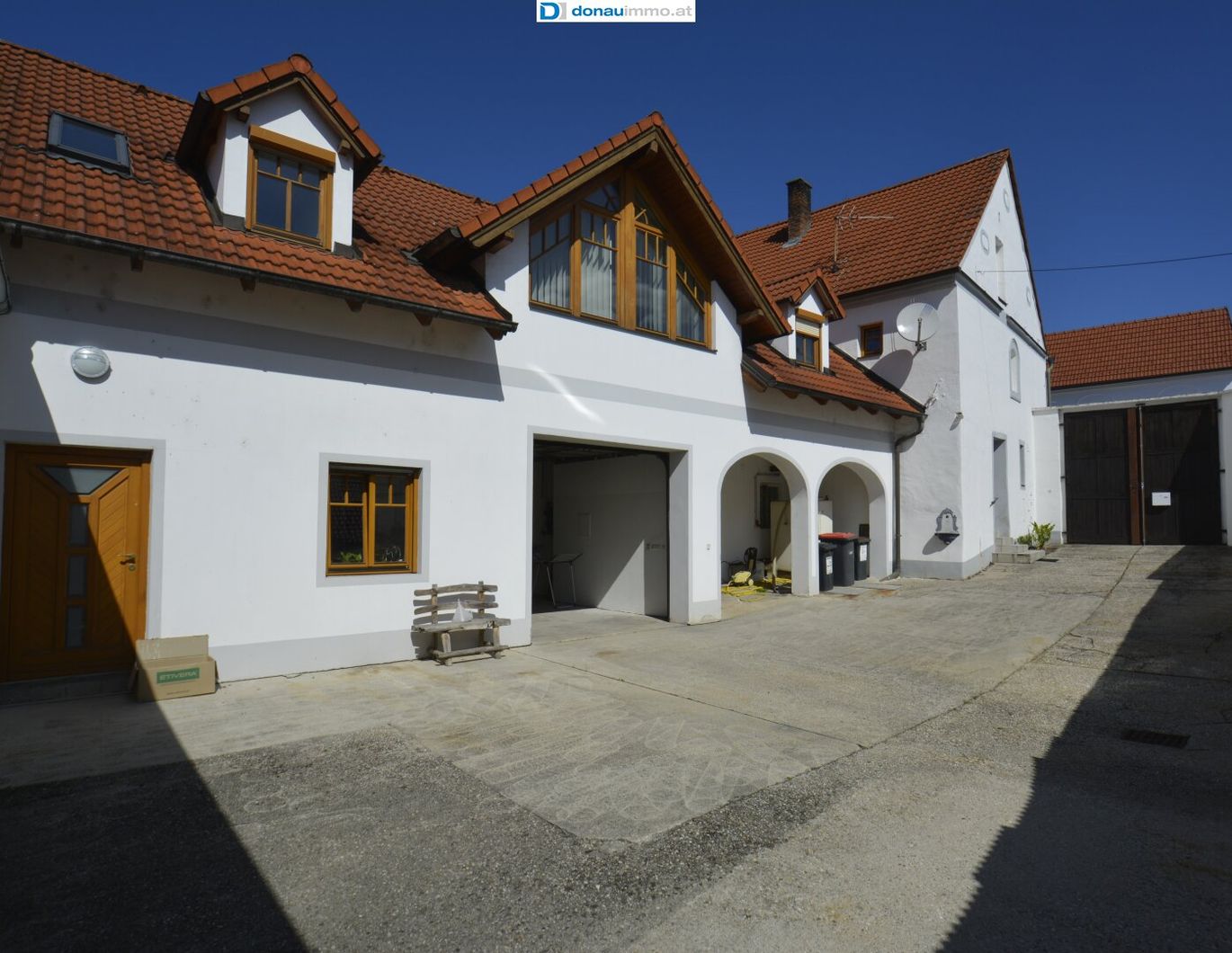 Landhaus mit 2 Wohneinheiten, großem Stadl, Garten sowie vielzähligen Lager und Arbeitsmöglichkeiten in Langenlois