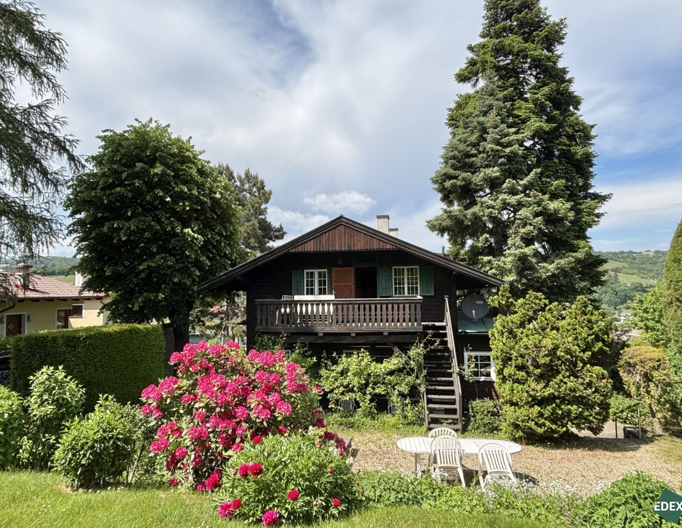 Tirolerhaus auf großem Grundstück und herrlichem Weitblick über die Weinberge