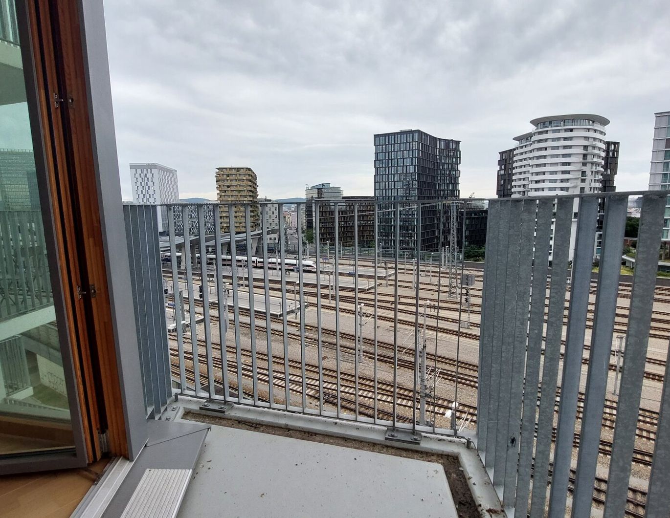 Sonnwendviertel: 1-Zimmer-Wohnung mit Balkon im 17. OG - Fitnessraum, Co-Working & Rooftop-Terrasse inklusive!