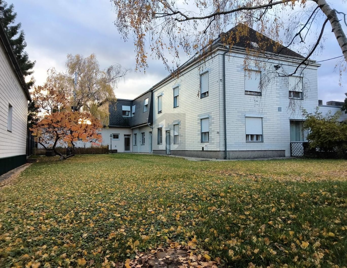 VORTEILHAFTE KOMBINATION AUS EXTRA VIEL FLÄCHE UND GEWERBLICHER NUTZUNG