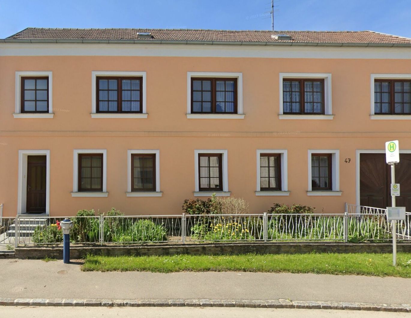 GROSSZÜGIGES LANDHAUS MIT GESCHLOSSENEM INNENHOF, STADEL, WERKSTATT UND NEBENGEBÄUDEN SAMT WEINKELLER IN PARADIESISCHER GRÜNRUHELAGE