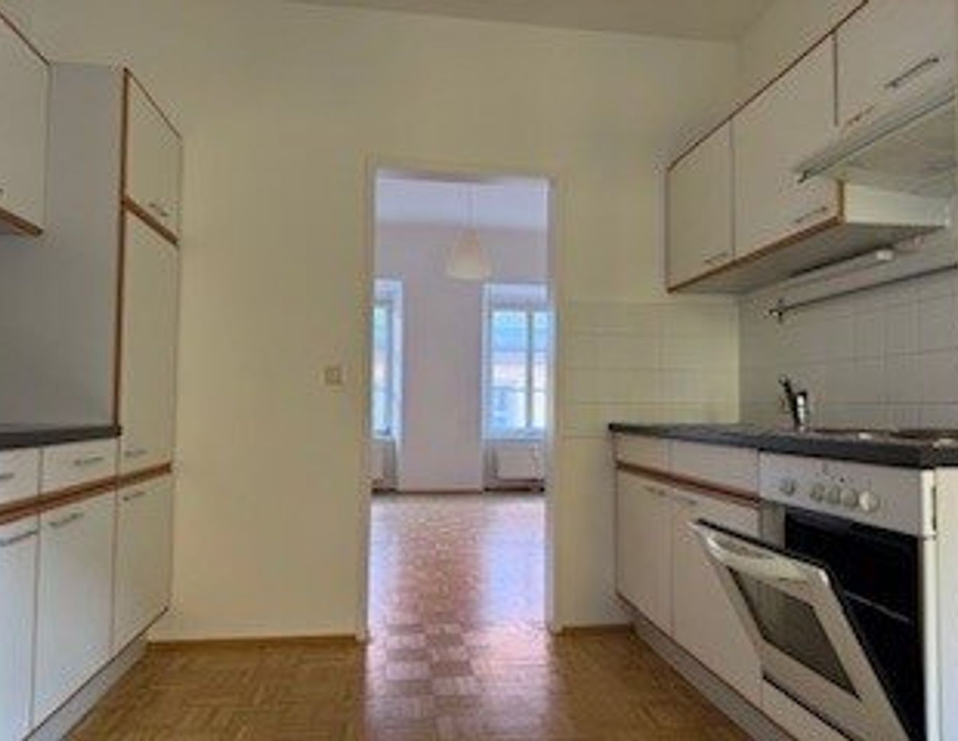 Studentenhit! Gemütliche, 2-Zimmer-Wohnung, 1 Schlafzimmer/Wohnzimmer und ein Zimmer Kochen/Essen, Bad mit Waschmaschinenanschluss, Dusche und Toilette, Vorraum: gepflegt, super zentral, UNINÄHE Technik