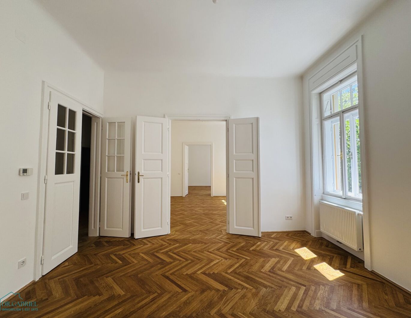 FRISCH SANIERTE ALTBAUWOHNUNG MIT KLEINEM BALKON