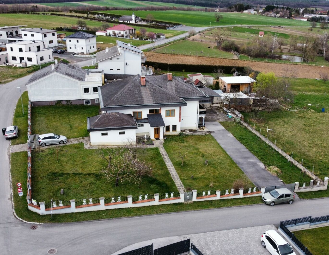 AUSBAUFÄHIGES HAUS MIT GROSSEM GRUNDSTÜCK