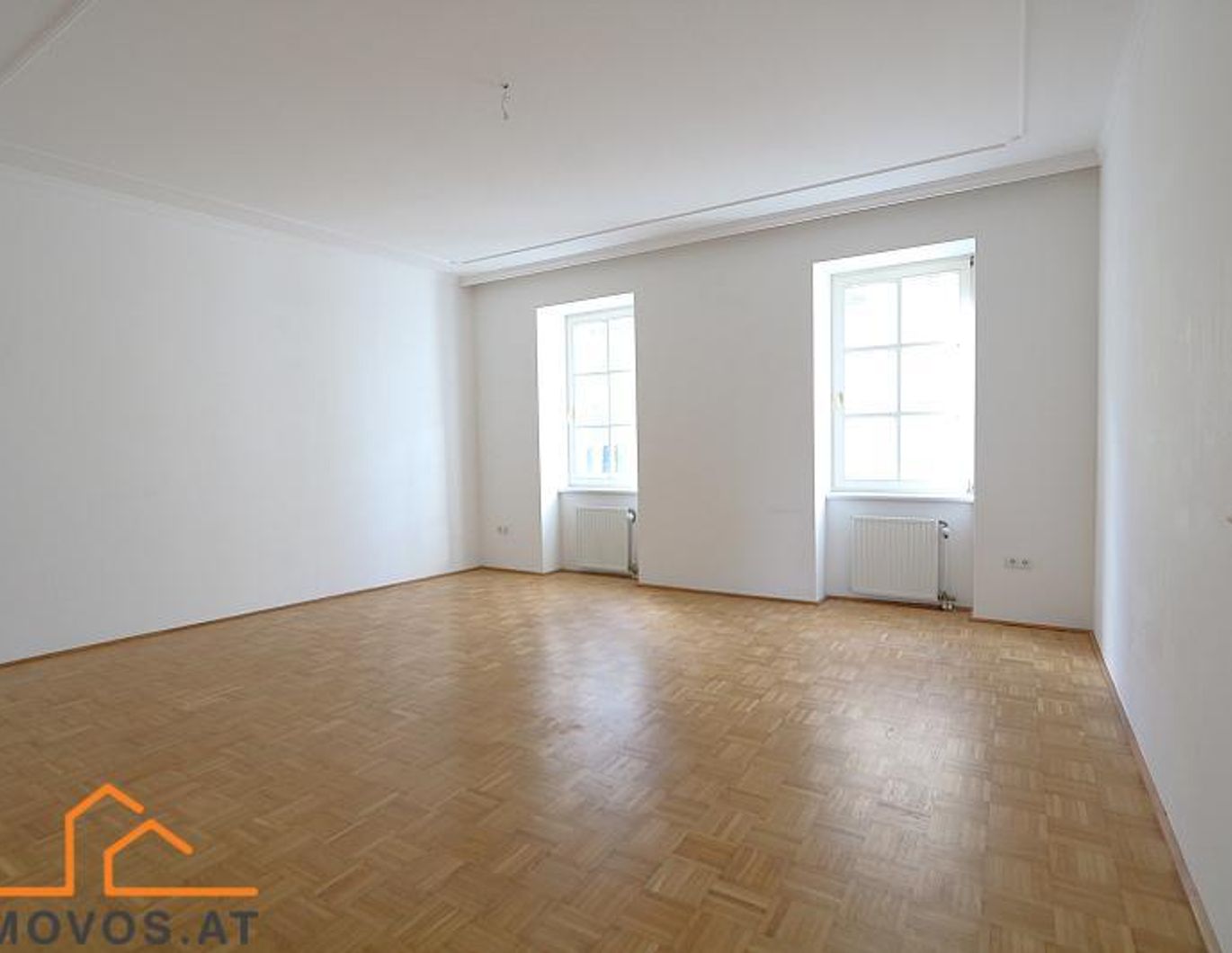 Nähe Bernhardgasse: 4 Zimmer-Altbauwohnung mit Loggia-Balkon in Biedermeierhaus mit barrierefrei erreichbarem Lift
