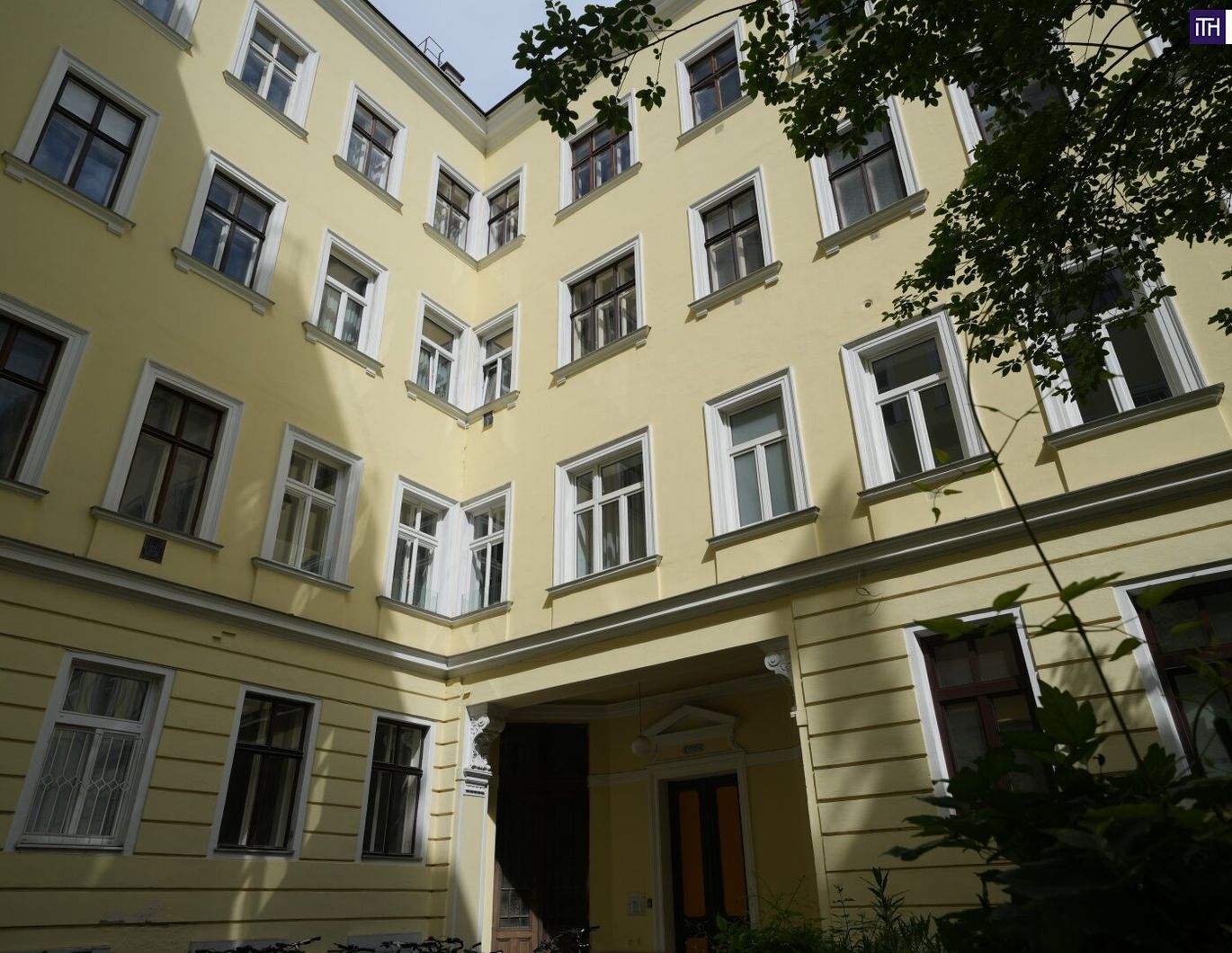 TOLLES INVESTMENT! Ruhig in zweiter Reihe zur Straße gelegen!: Vermietete Altbauwohnung in 1060 - Top-Lage! Ideale smarte Anlage!