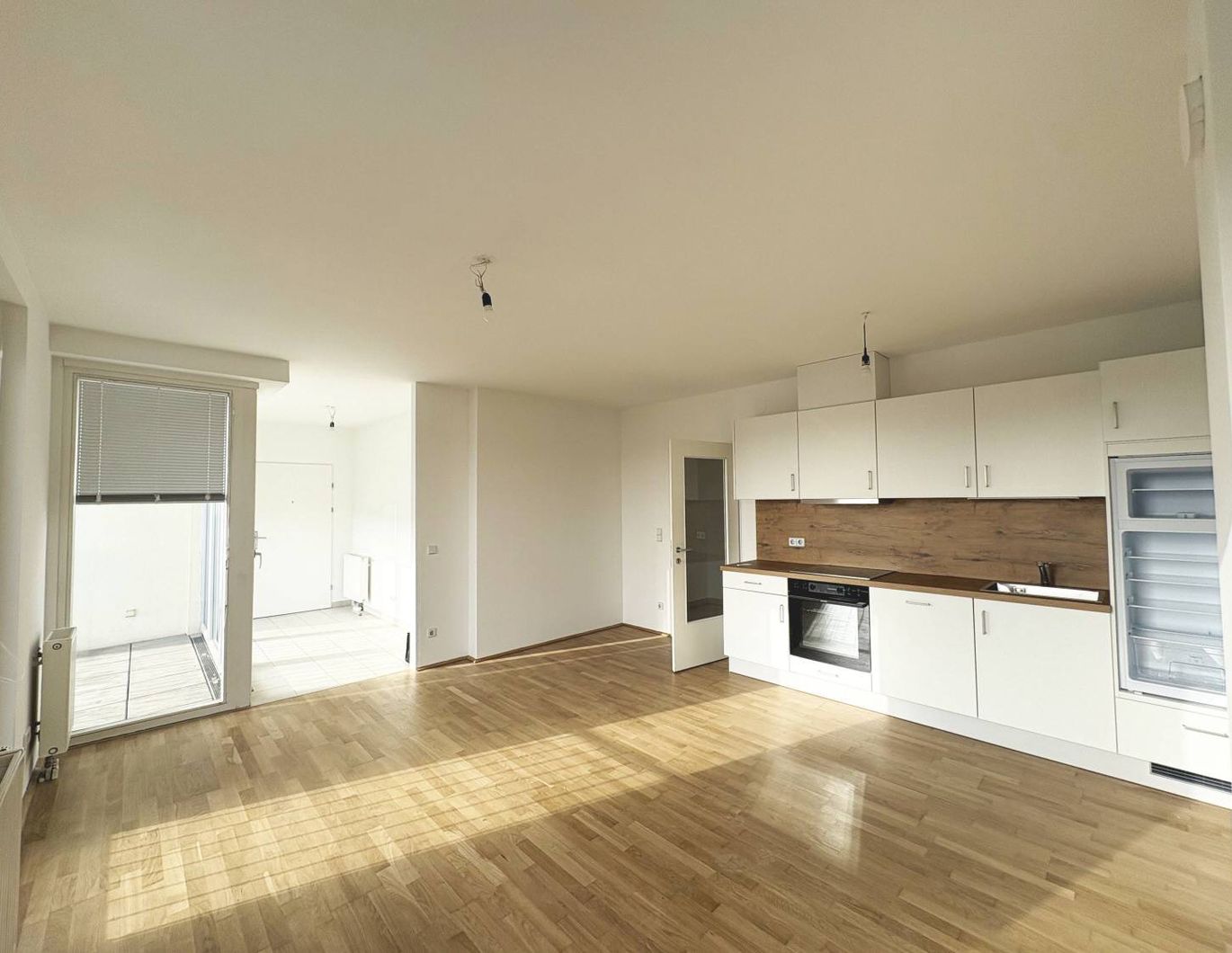 Lichtdurchflutete 2-Zimmer-Wohnung mit neuer Küche - Loggia in den Innenhof - direkt beim Enkplatz!