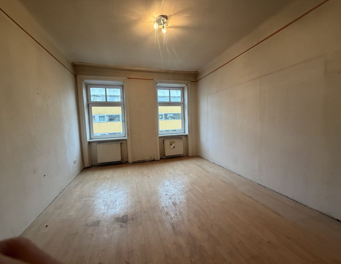 Fenzlgasse - sanierungsbedürftiger 2 Zimmer Altbau mit extra Küche zu vermieten