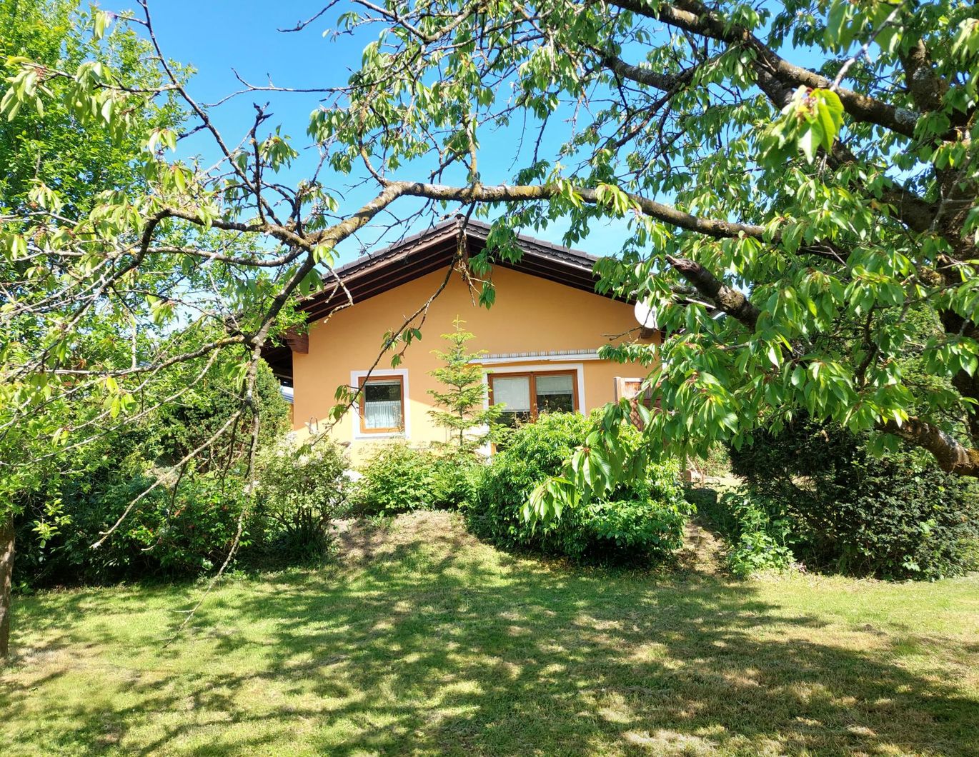 Wochenendglück auf großem Grundstück mit Pool und in Seenähe!