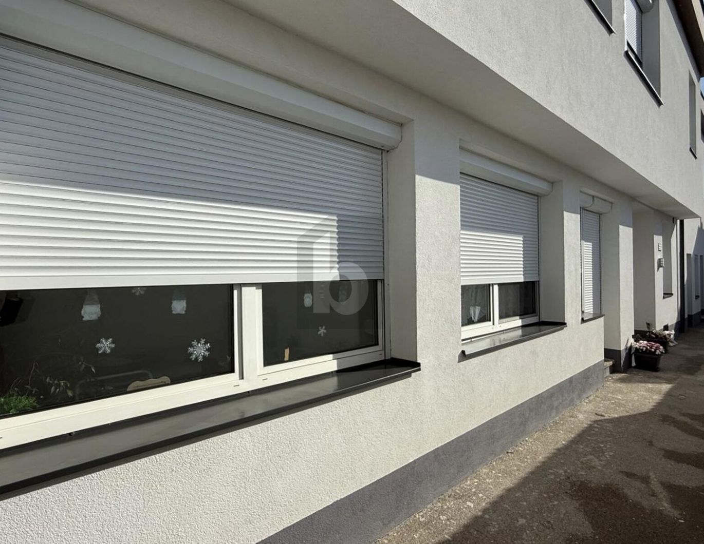 ZINSHAUS MIT 5 SANIERTEN WOHNEINHEITEN & CA. 5% RENDITE BEI VOLLVERMIETUNG