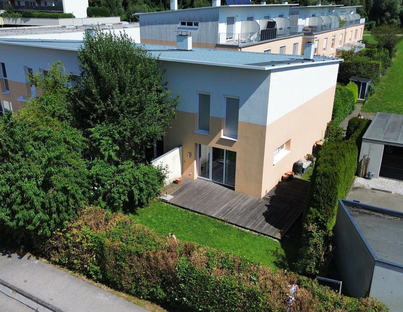 DEM ATTERSEE SO NAH! Günstiges Wohnen im Passiv-Eckreihenhaus mit sonnigem Eigengarten und Einzelgarage im Zentrum von Seewalchen am Attersee