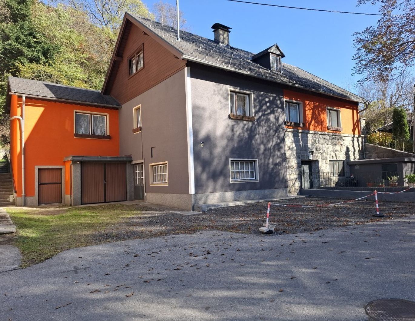 Großzügiges, vielseitig nutzbares Wohnhaus mit umfangreichem Ausbaupotenzial - Teilrenoviert und bereit für Ihre individuellen Wohnträume!