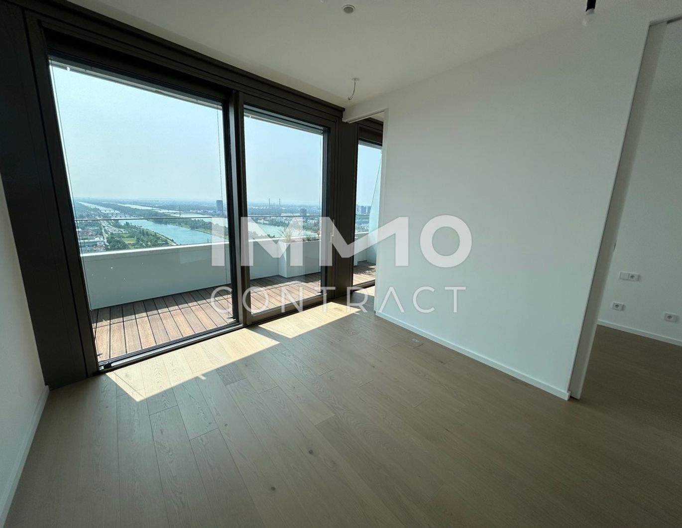 2 Zimmer Erstbezug mit atemberaubenden Blick auf die Donau! Pool, Sauna, Gym inklusive!