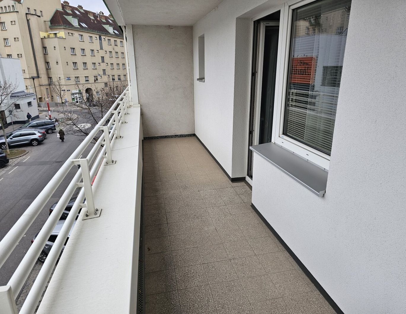 Ruhige, helle 3-4-Zimmer-Wohnung mit Südloggia, 2. Liftstock, Garage und neuer Gebäudehülle
