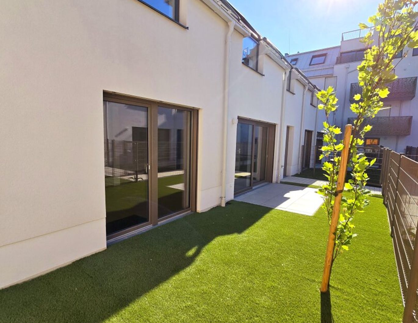 Ihr neues Familienparadies! WOW - Cooles Townhouse mit Garten! 4 Zimmer + Ideale Raumaufteilung + Erdwärme + Absolute Ruhelage + Tiefgarage! Nachhaltig und zukunftssicher investiert!