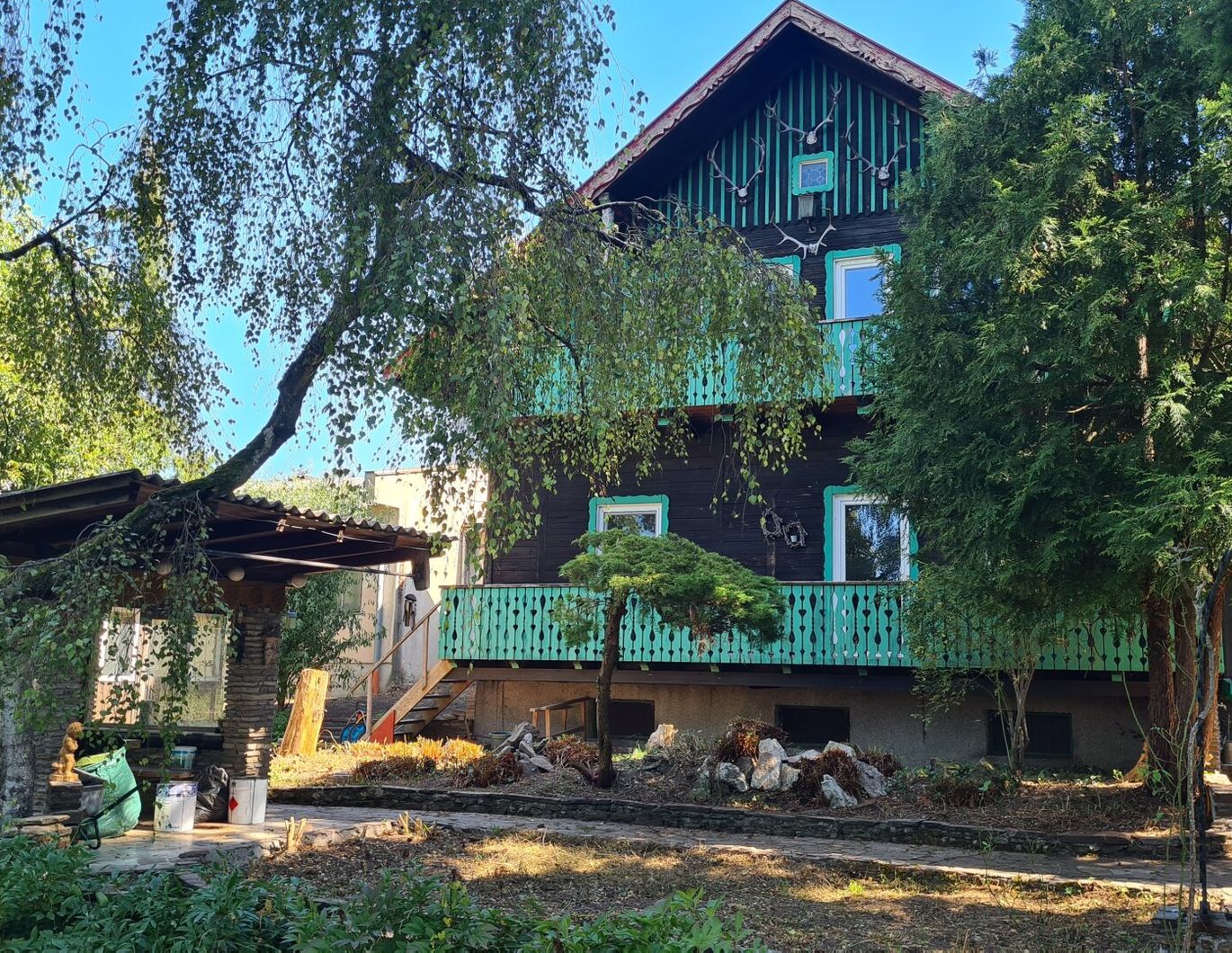 Großes, alteres Holzhaus mit großem Garten in zentraler Lage