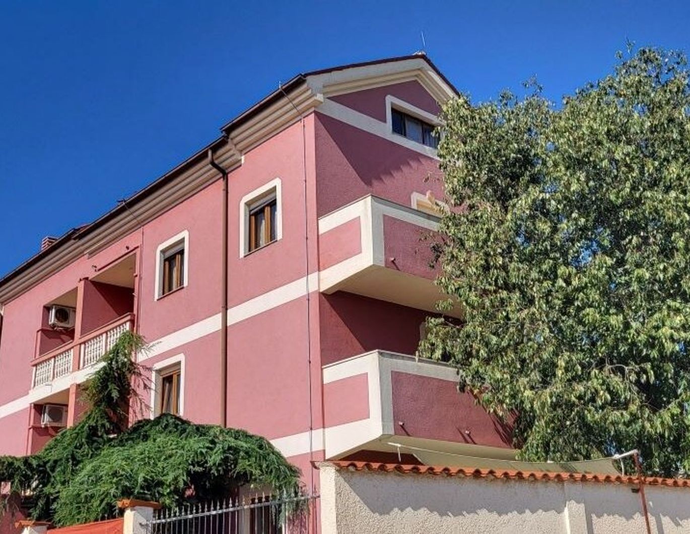 Haus mit 5 Apartments & Meerblick & Pool - inkl. 2 grosse Penthousewohnungen