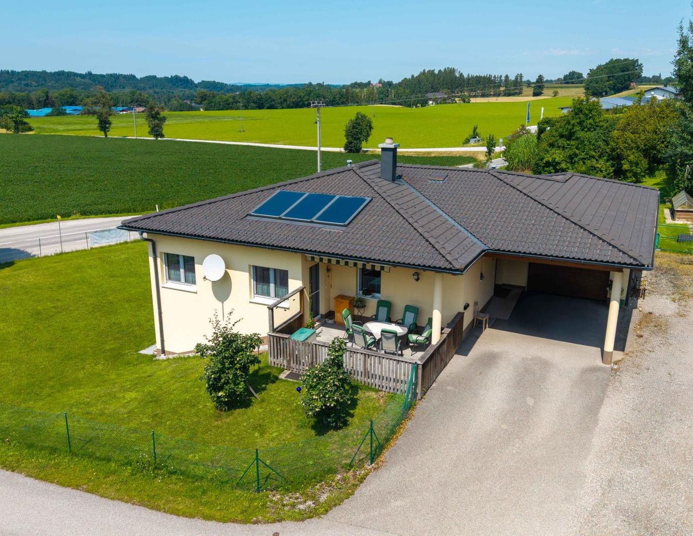 Bungalow mit Einliegerwohnung und großem Grundstück in sonniger Lage!