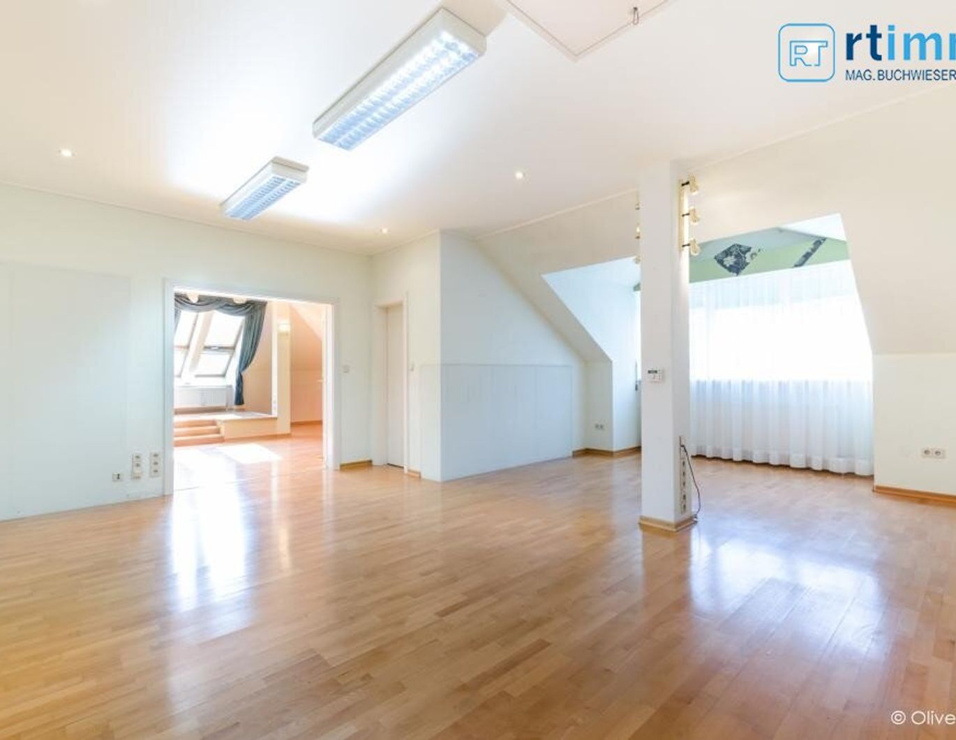 HOCHWERTIGE DACHGESCHOSSWOHNUNG MIT AIRCONDITION