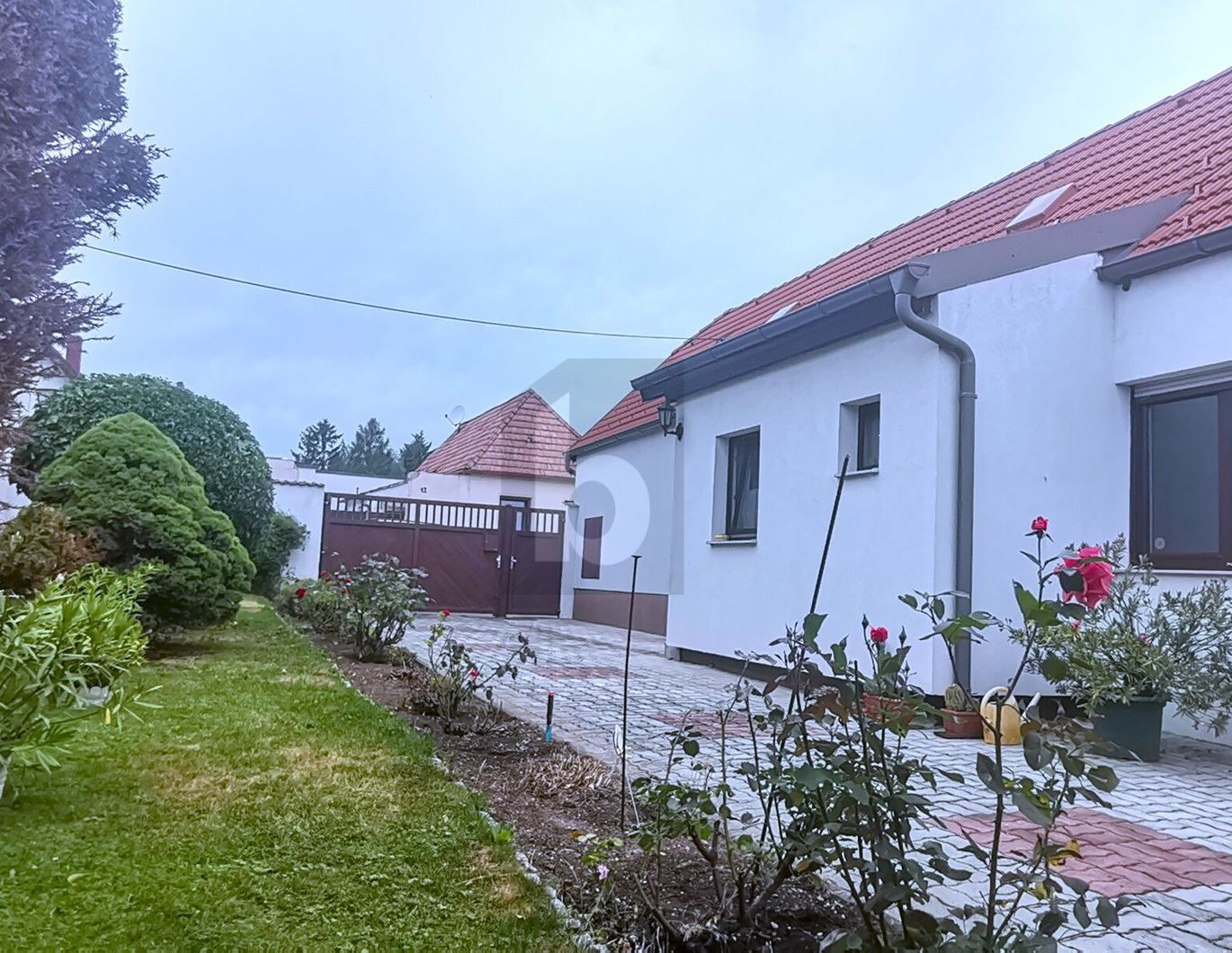 TRADITIONELLES STRECKHAUS MIT UNEINSICHTIGEM GARTEN UND ZWEI GARAGEN
