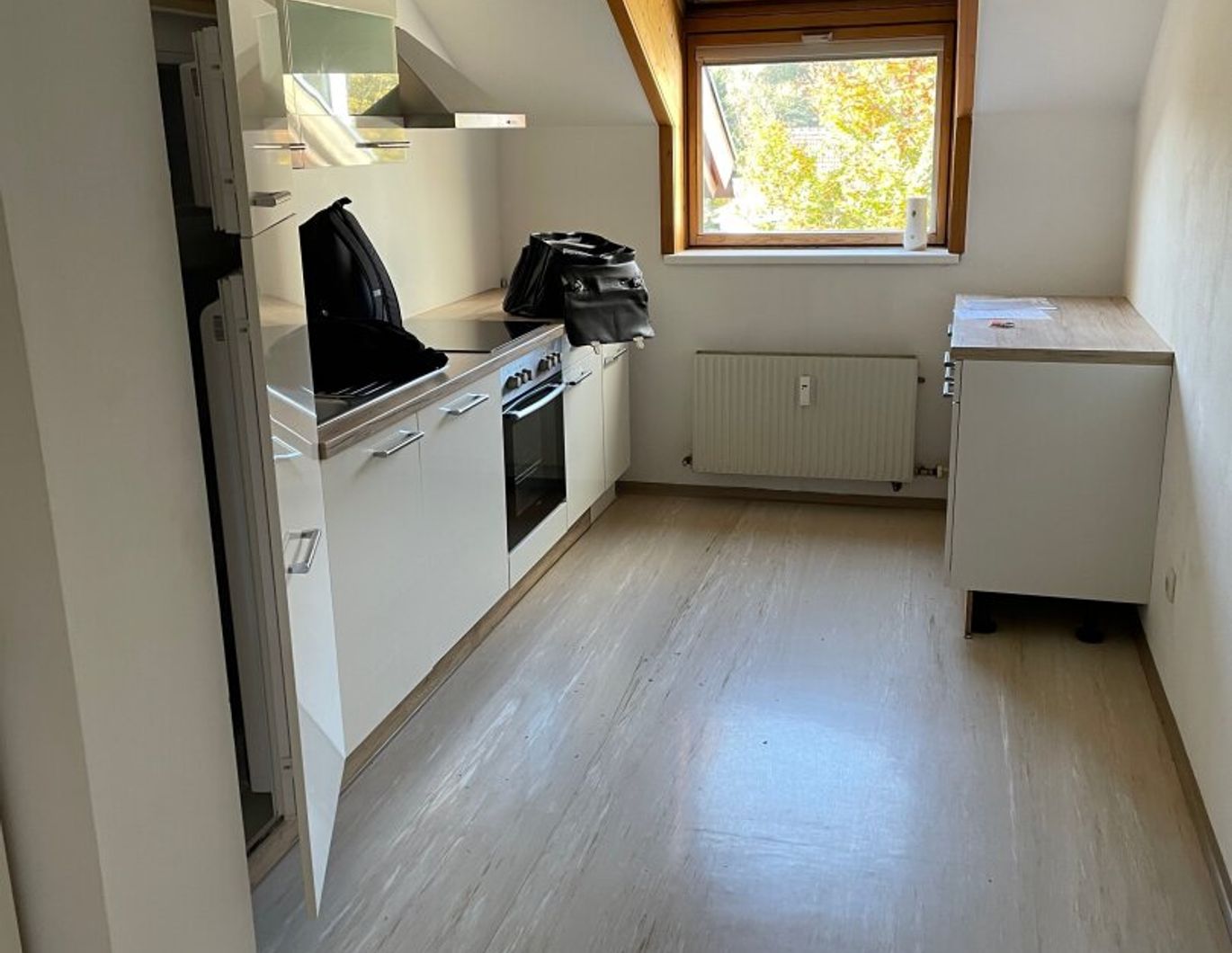 Wer zuerst kommt, zahlt später - 1 Monat mietfrei sichern! Helle 3‑Zimmer-Wohnung mit Loggia/Wintergarten in ruhiger Lage von Attnang‑Puchheim - inkl. privatem Parkplatz, Keller & GRATIS Küche!