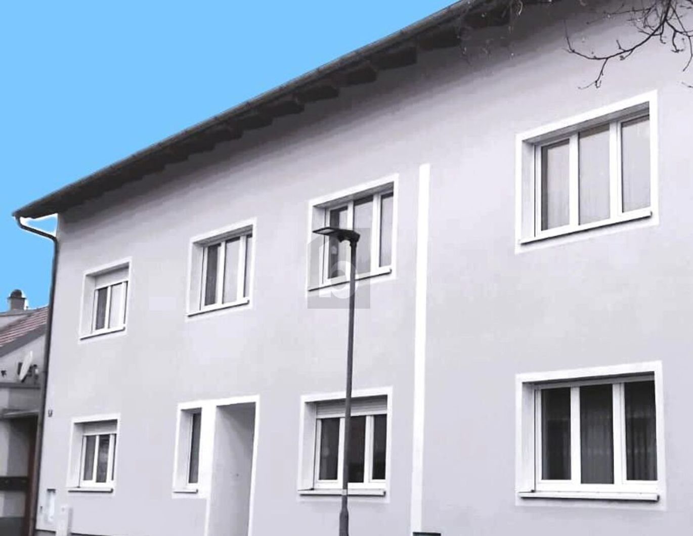 GROSSZÜGIGER FAMILIENHIT - FÜNF SCHLAFZIMMER - BALKON UND KLEINER GARTEN