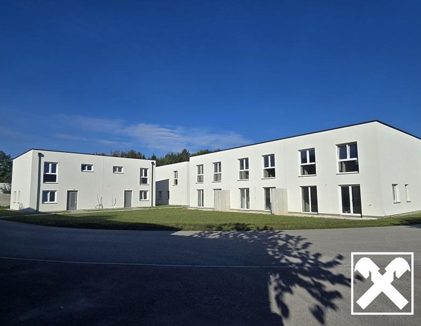 MODERN, MASSIV UND HOCHWERTIG VOM BAUMEISTER