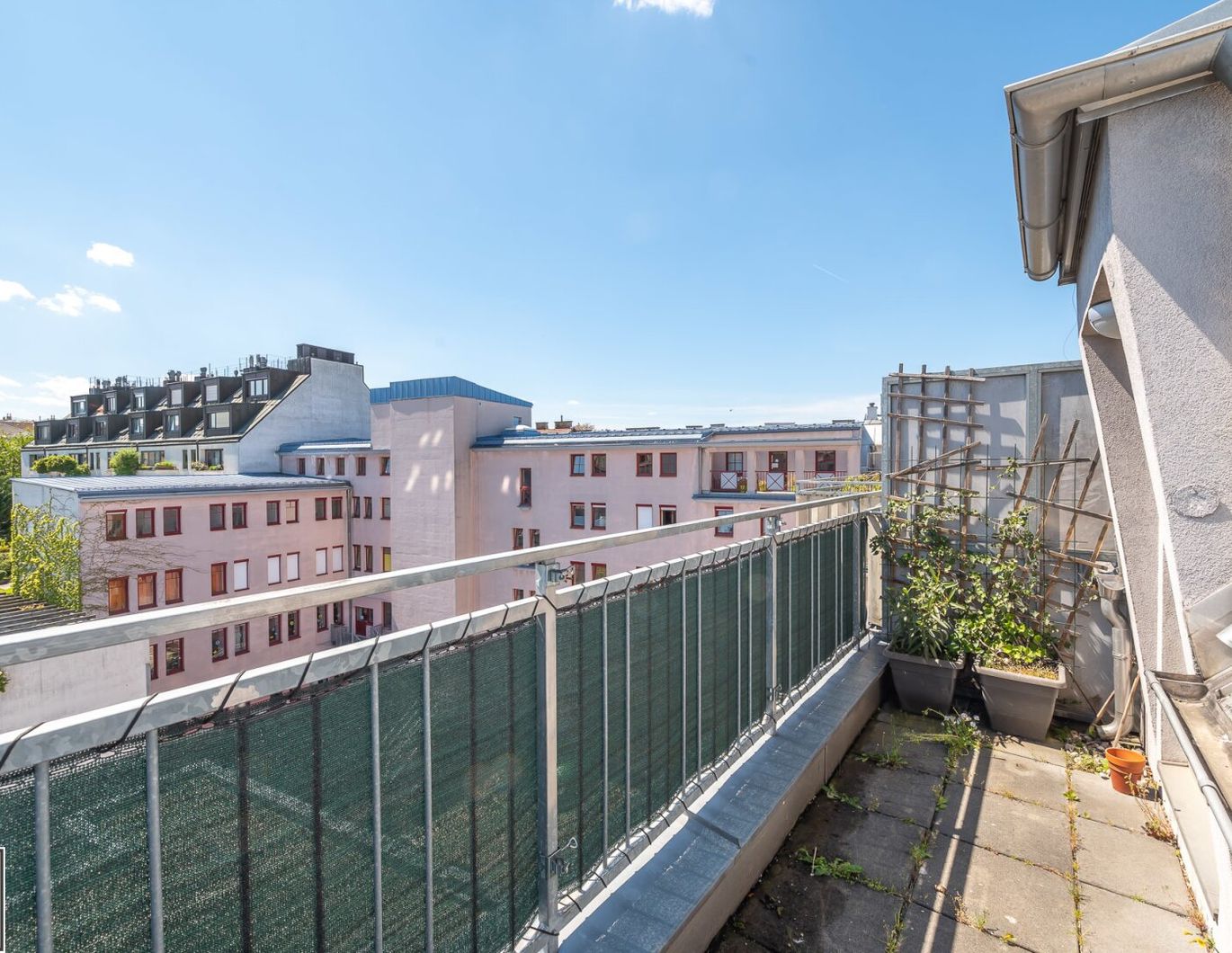 Großzügige, sonnige DG-Neubauwohnung mit hofseitiger Terrasse nahe Einkaufsstraße & U6 - ab 1.12.25!