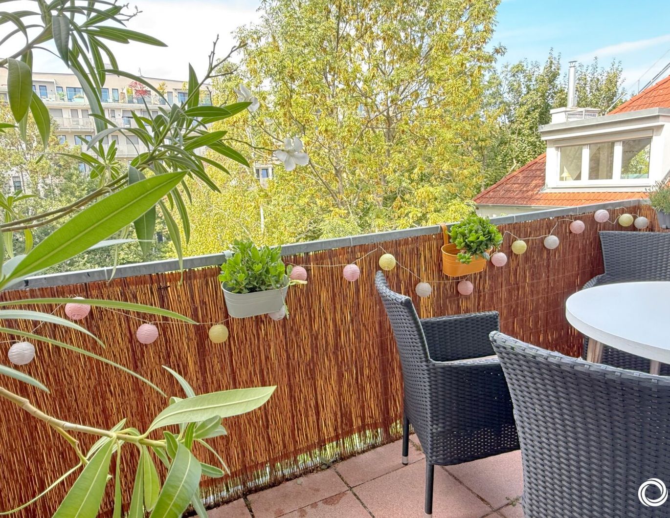 1180// 2,5 Zi - stilvoller Altbau mit Balkon in Gersthofer Bestlage!