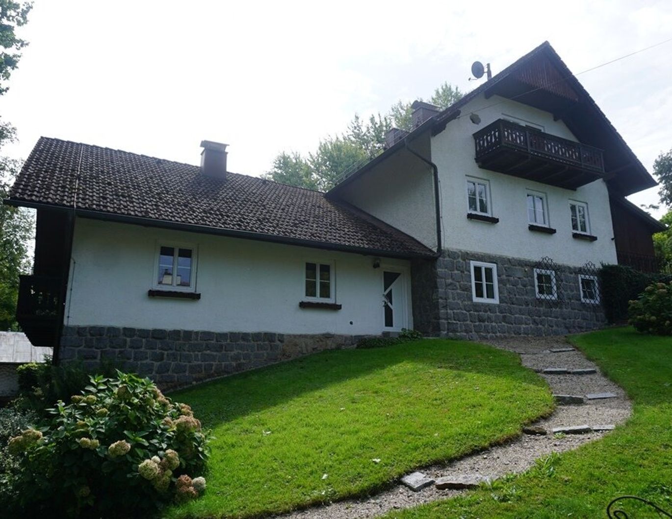 Ein- bzw. Zweifamilienwohnhaus mit großzügigem 