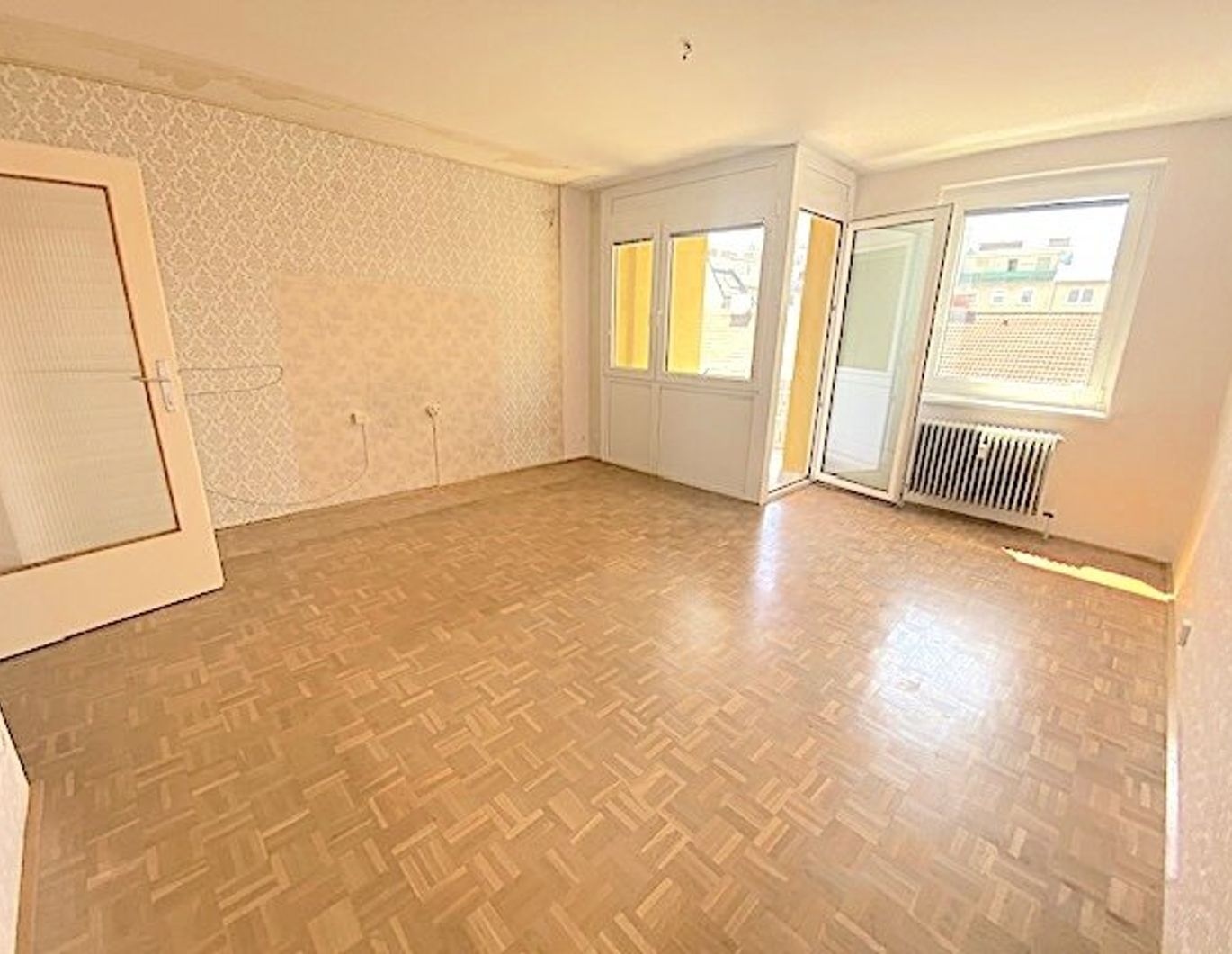 NEUER PREIS! PROVISIONSFREI VOM EIGENTÜMER! UNSANIERTE 3-ZIMMER WOHNUNG MIT LOGGIA BEIM COLOSSEUM21!