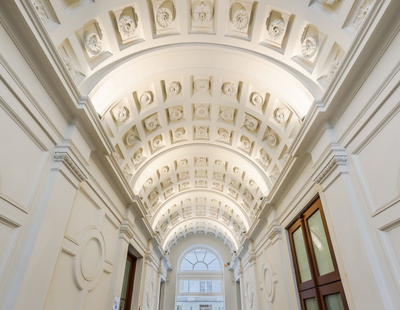 Klimatisierte, sonnige Gartenwohnung in repräsentativem Palais im Botschaftsviertel nächst Schloss Belvedere!