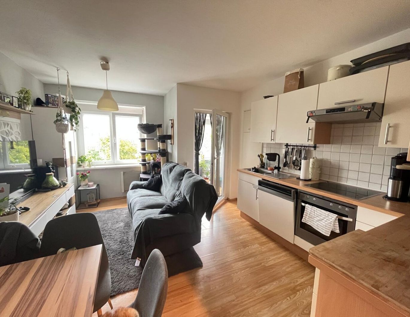 Hübsche, helle 2 Zimmer Wohnung mit Südloggia in der Weinhartstraße