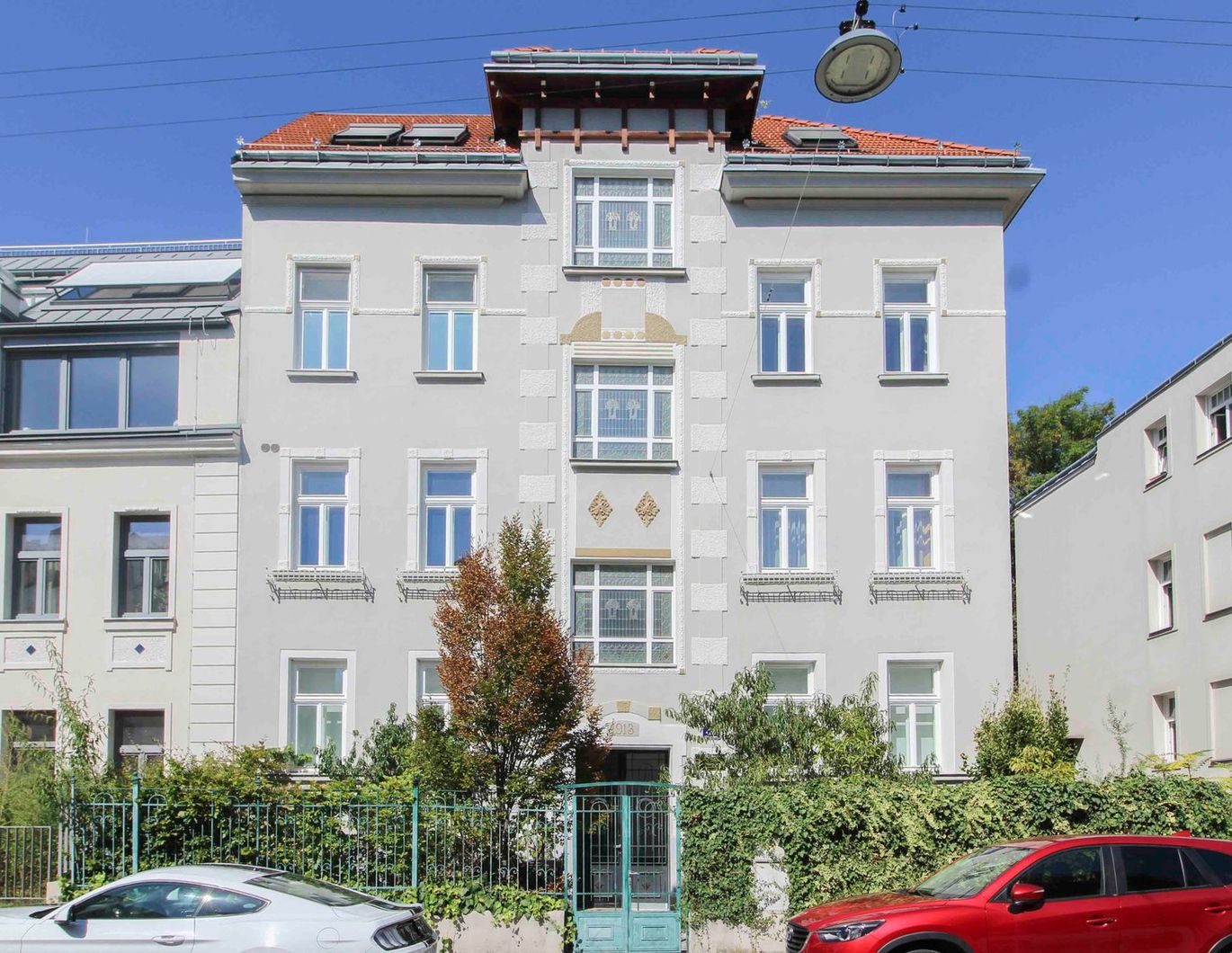 Wohnen mit Stil: Modernes Souterrain Loft mit eigenem Garten und Garagenplatz in Top Lage