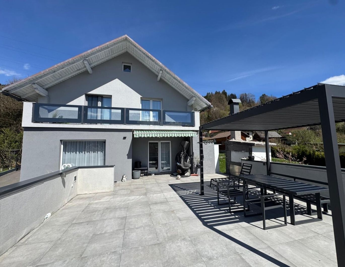 Wohnhaus mit großer süd-westseitigen Terrasse, südseitiger Balkon, Garagen und Carports