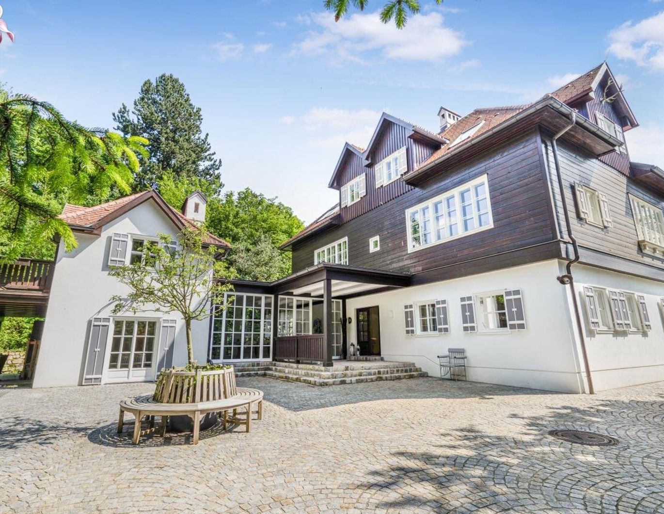 Zeitlose Eleganz im Wienerwald - Historische Villa mit Nebengebäuden auf Traumgrundstück mit Outdoorpool und Waldsauna