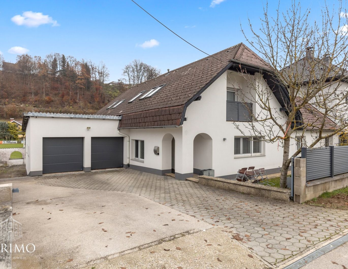 Großzügiges Ein- bis Zweifamilienhaus mit Doppelgarage, Garten & vielseitigem Raumangebot in Laakirchen