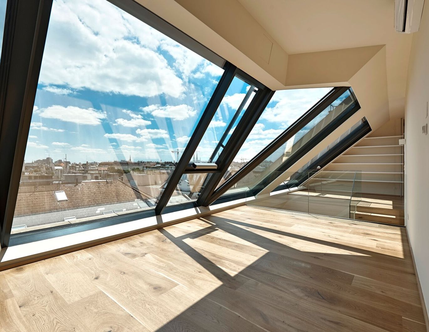 GROSSZÜGIG WOHNEN mit TRAUMBLICK! Dachgeschoß-Maisonette mit 3 Terrassen! Garagenkauf im Haus möglich