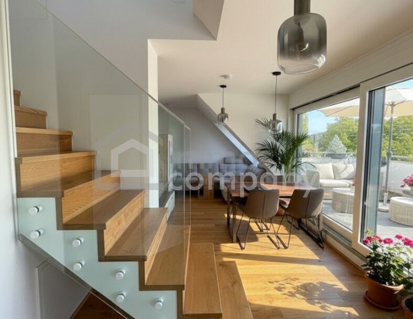 Dachgeschossmaisonette mit einer Traumterrasse und vollmöblierter Küche