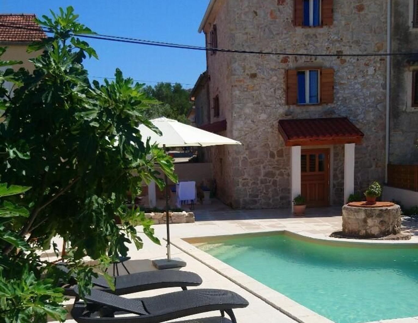 Charmantes, renoviertes Steinhaus mit Pool & Meerblick, nur 60m vom Meer