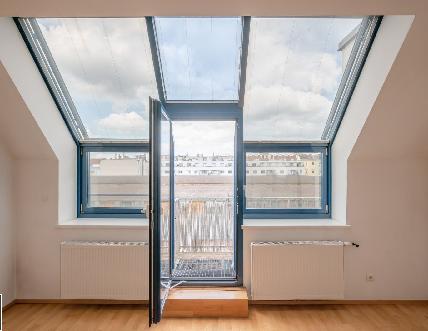 Klimatisierte Dachgeschosswohnung mit sonniger Terrasse & perfekter Anbindung - ab 1.6.26 beziehbar!