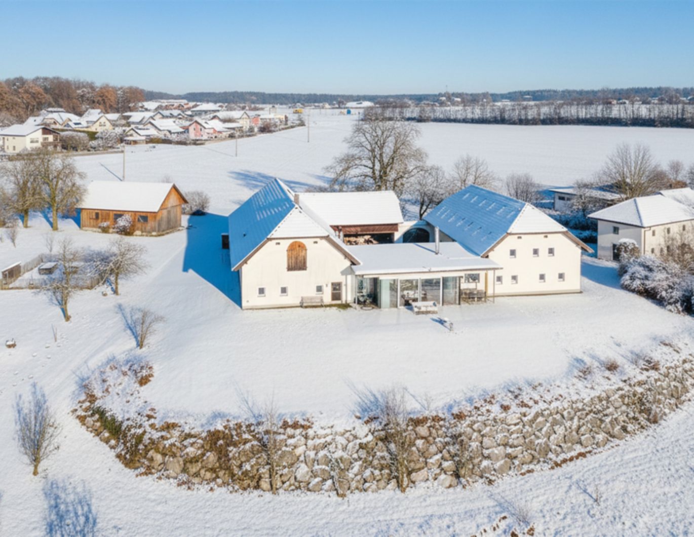 Aufwendig sanierter Vierkanthof im Salzkammergut - Traumlage mit Privatstrand an der Traun