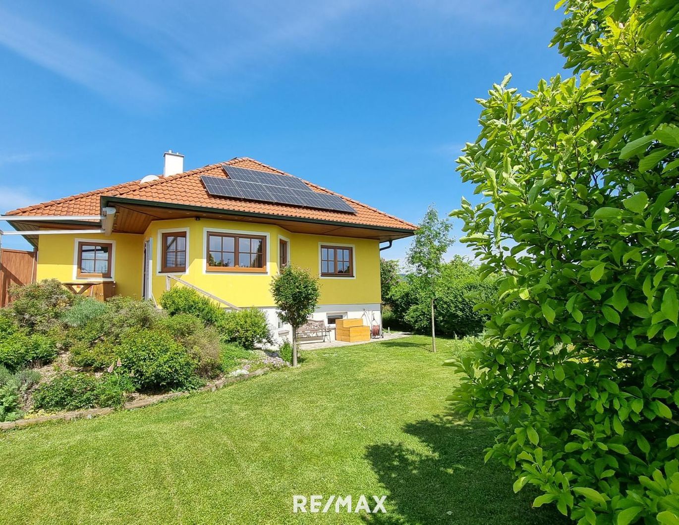 Stilvoller Bungalow mit Gartenidylle, Photovoltaik & Teichanlage