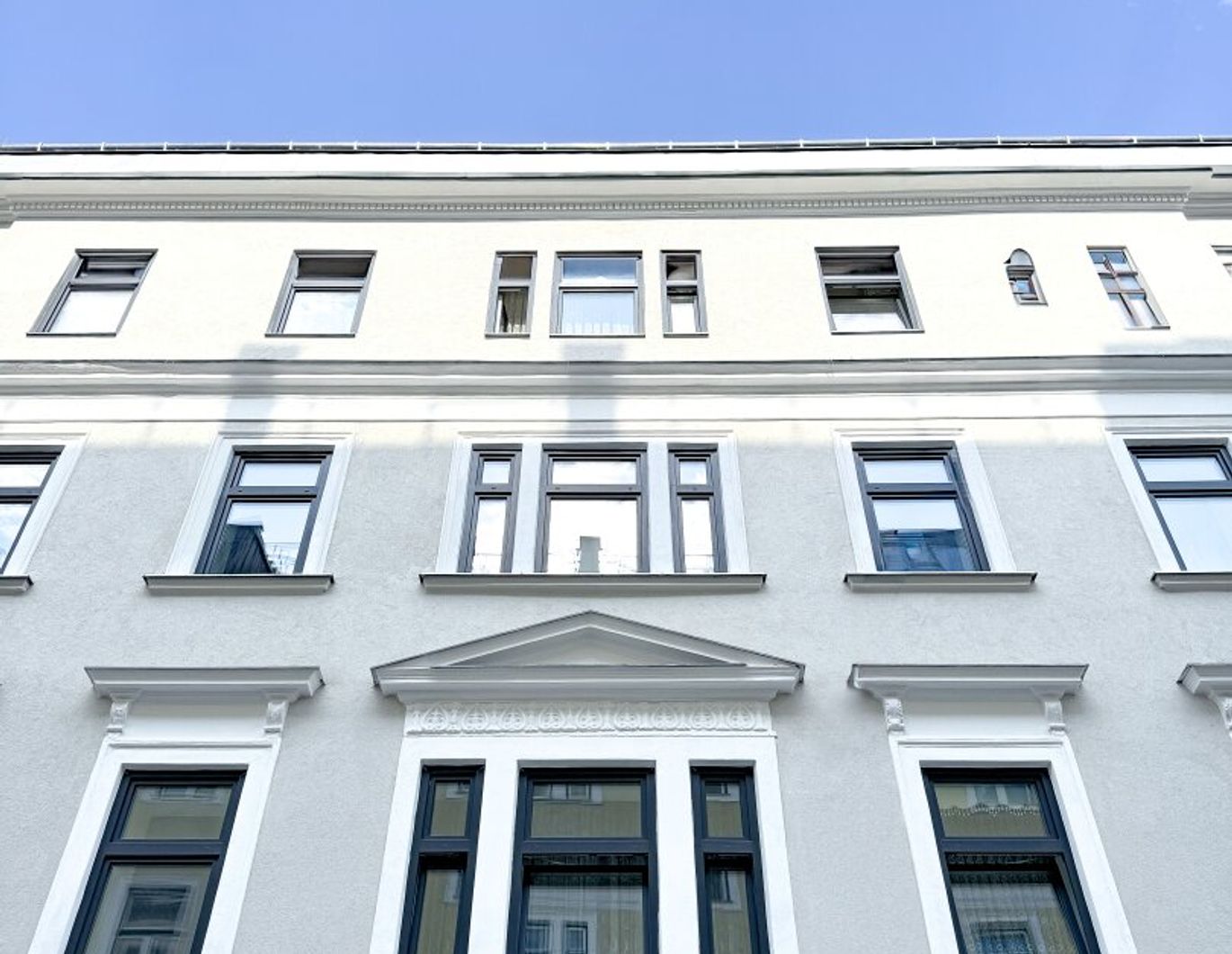 Charmante 2,5-Zimmer-Wohnung mit idealem Grundriss in top-saniertem Haus - Unbefristet vermietet zu verkaufen!