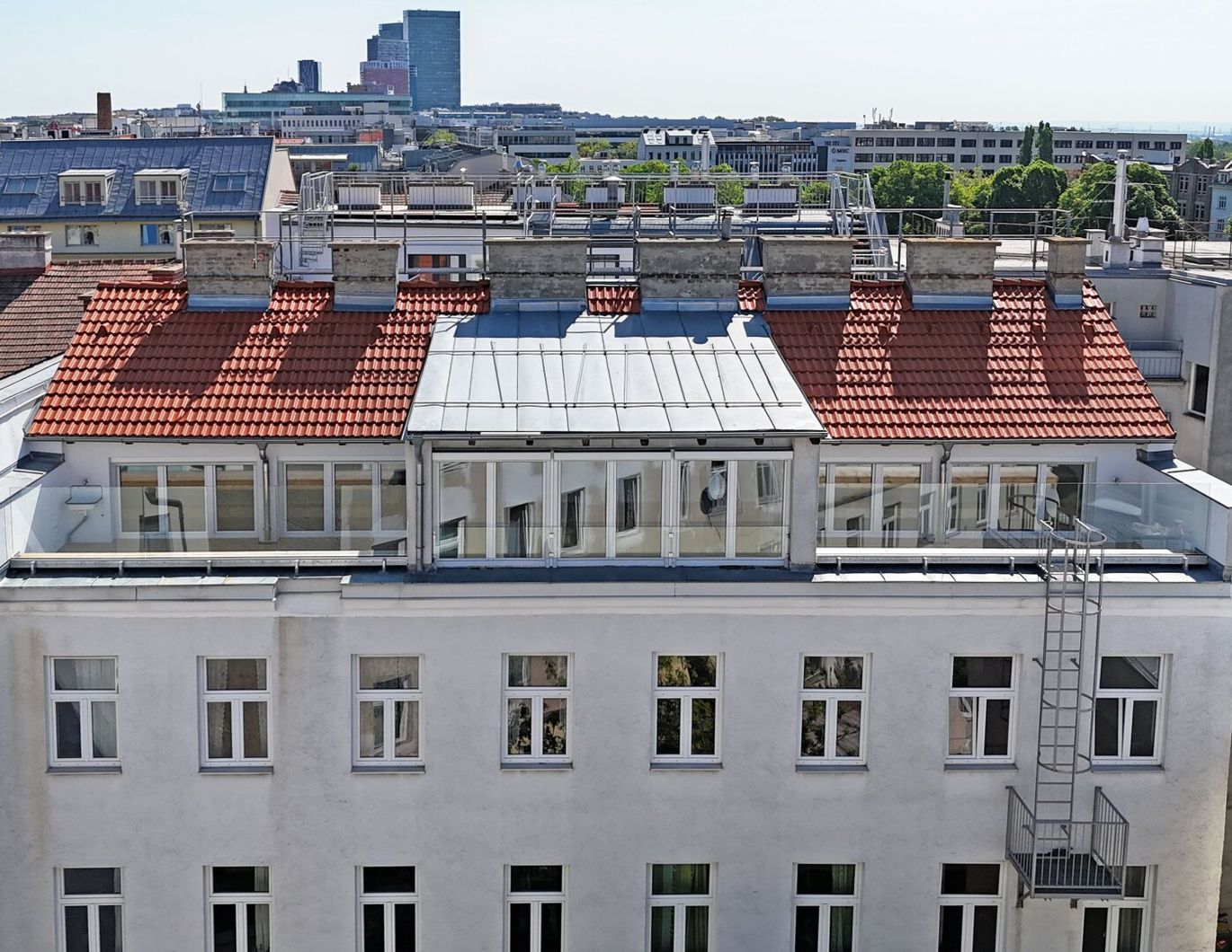 Penthouse mit 2 Dachterrassen in ruhiger Hoflage Nähe Bahnhof Meidling