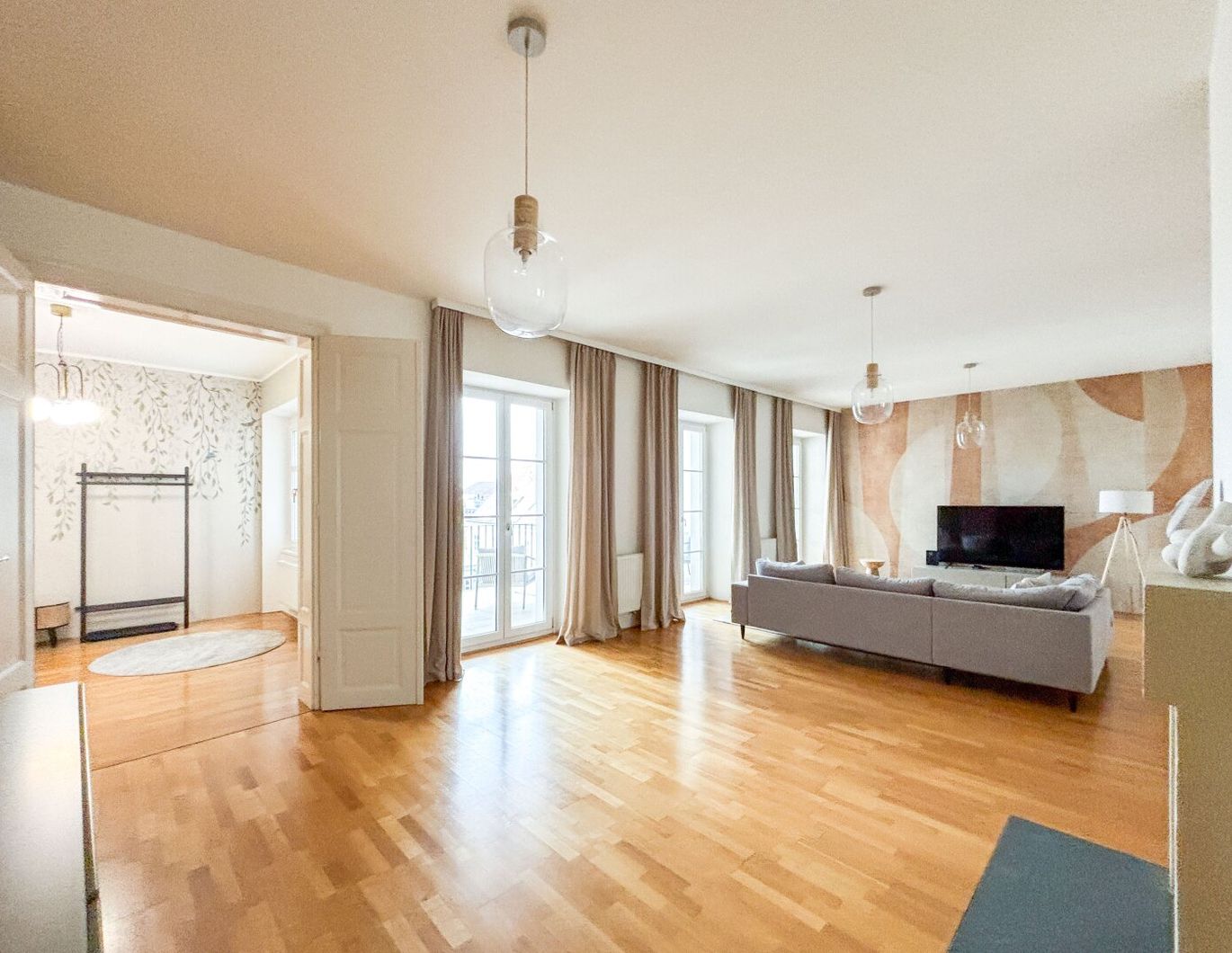 Exklusiv möblierte Dachgeschosswohnung nähe Votivpark / inklusive Parkplatz!